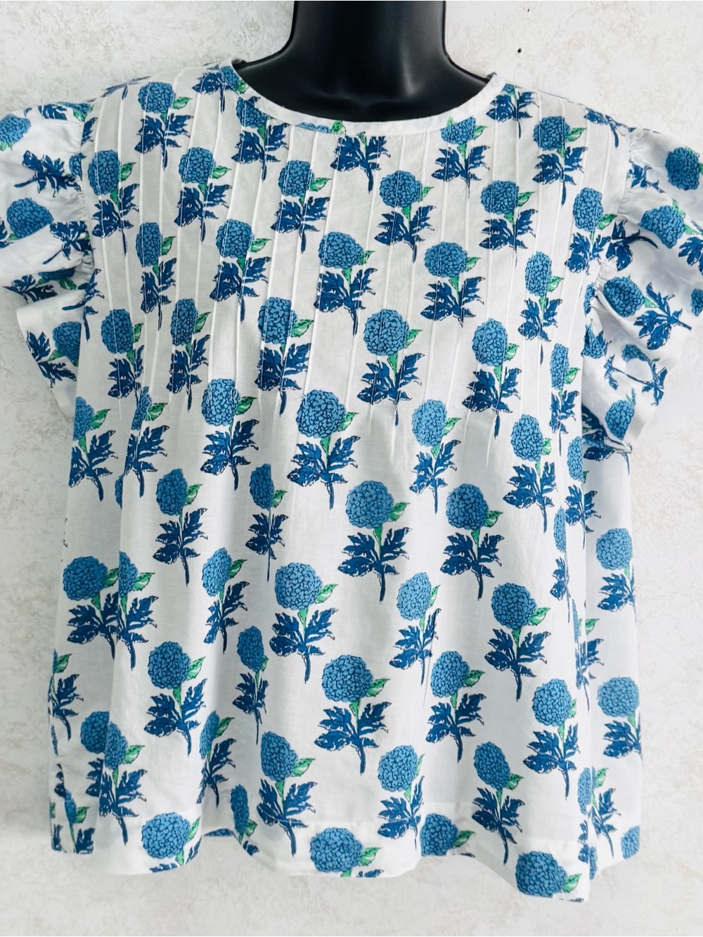 THML Women's Top Stylized Hydrangea Floral Flutter Sleeve Medium Front Pleats